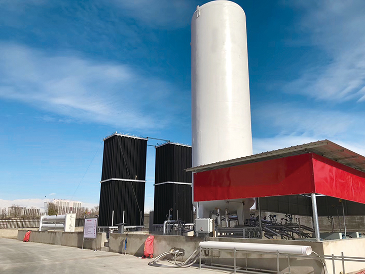 2X2500方黑色高壓氣化器現(xiàn)場